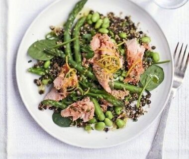 Assiette de quinoa, légumes verts et saumon fumé, idéale pour un déjeuner équilibré