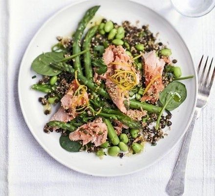 Assiette de quinoa, légumes verts et saumon fumé, idéale pour un déjeuner équilibré