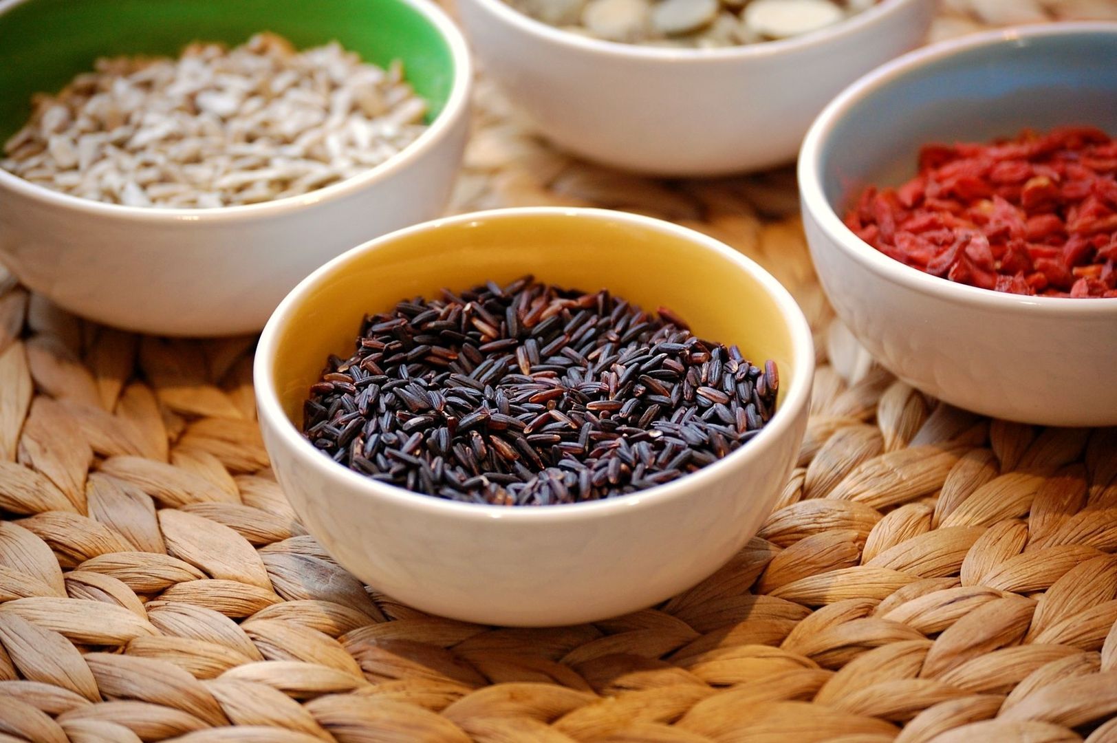 Bols de riz et de céréales colorées pour composer un déjeuner équilibré