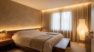 Chambre chaleureuse avec éclairage indirect, lampes d’appoint et lumière tamisée