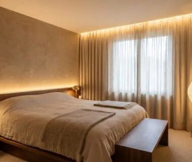 Chambre chaleureuse avec éclairage indirect, lampes d’appoint et lumière tamisée